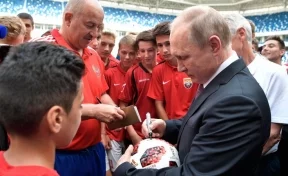 Воспользовался служебным положением: Черчесов взял автограф у Путина