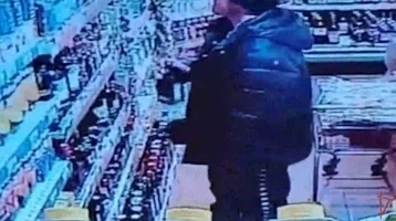 Фото: Нетрезвый кемеровчанин попытался вынести из магазина 2 бутылки виски 1