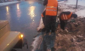 Фото: «По колено в холодной воде»: мэр Новокузнецка рассказал о работе дорожников в сложных погодных условиях  2