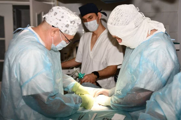 Кузбасские врачи спасли 10-летнюю девочку с раком кишечника