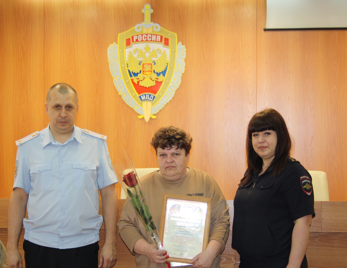 В Прокопьевске наградили неравнодушную женщину, обнаружившую годовалого ребёнка в подъезде