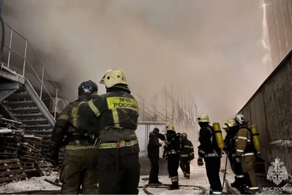 В Уфе тушат пожар в торговом центре