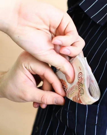 В Кемерове гендиректор популярного учебного центра выдавал документы за деньги