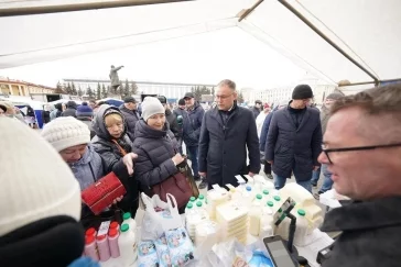 Фото:  «Посмотрел, чем торгуют»: Илья Середюк зашёл на ярмарку на площади Советов в Кемерове 4