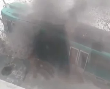 Фото: В Кемерове на ходу загорелся трамвай, опубликовано видео с места ЧП 1