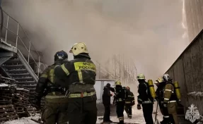 В Уфе тушат пожар в торговом центре
