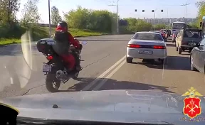 В Кемерове мотоциклист пересёк двойную сплошную, объезжая пробку из-за перекрытия Кузбасского моста