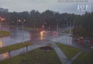 Фото: Серьёзное ДТП с автомобилем такси в Кемерове попало на видео 1