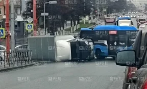 В Кемерове на Красноармейской улице опрокинулся грузовик