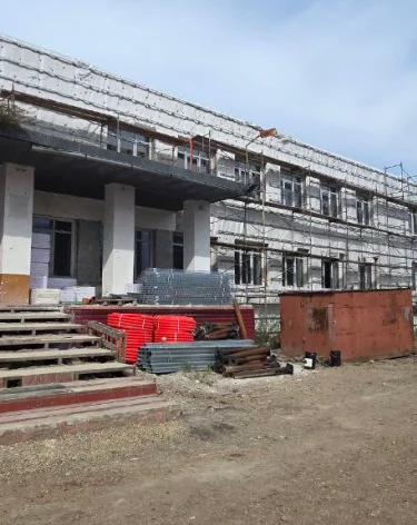 Ремонт кузбасской школы оказался под угрозой срыва из-за нехватки денег и людей