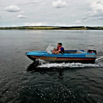 Фото: В Кузбассе на водохранилище перевернулась надувная лодка с человеком 1
