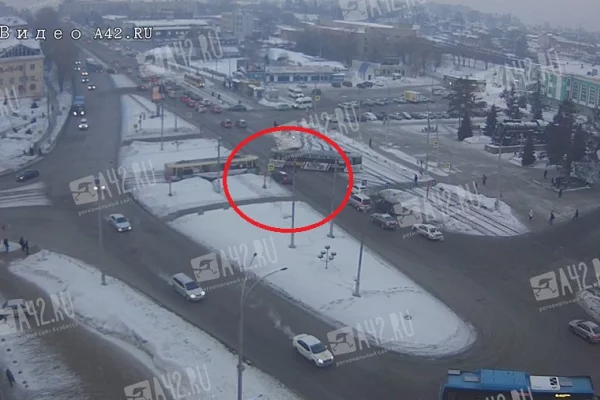 Легковушка врезалась в трамвай возле вокзала в Кемерове