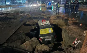 В Кургане автомобиль такси пробил ограждение и въехал в яму на месте аварии на магистральном водопроводе