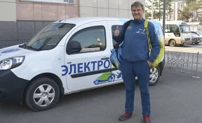 Экстремал Марек Каминский на электрокаре вновь заправился в Кузбассе