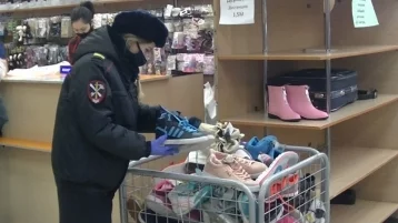 Фото: В кемеровском ТЦ обнаружили контрафактные одежду и обувь 1