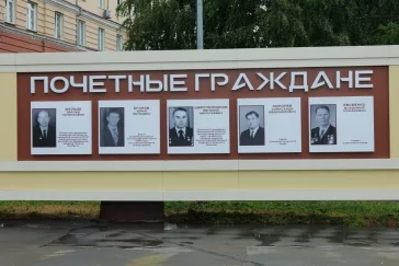 Фото: В Кемерове завершился ремонт Доски почёта в центре Кировского района 2