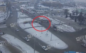 Легковушка врезалась в трамвай возле вокзала в Кемерове