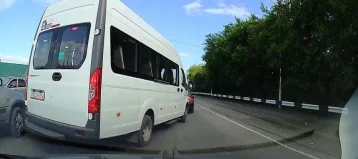 Фото: В Кемерове сняли на видео водителя микроавтобуса, выехавшего на встречную полосу 1