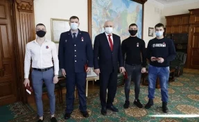 В Кемерове наградили героев, спасших 13 человек из горящего дома 
