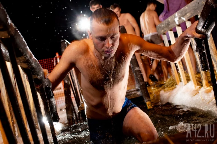 Фото: Ледяная вода и дух святой: как прошли крещенские купания в Кемерове 33