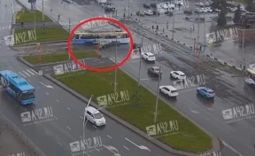 В Кемерове на Кузнецком проспекте автомобиль столкнулся с трамваем: момент ДТП попал на видео