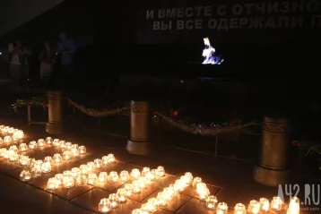 Фото: В Кемерове у мемориала Воину-освободителю зажгли свечи в память о героях  3