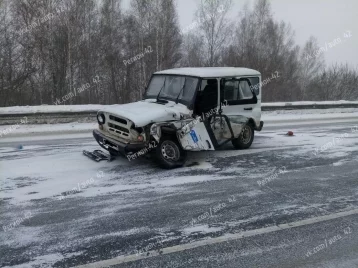 Фото: Последствия серьёзного ДТП под Кемеровом попали на видео с участием автомобилей УАЗ и Skoda 1