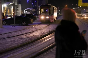 Фото: «С полчаса уже стоит»: в Кемерове неудачно припарковавшийся водитель заблокировал трамвайное движение 3