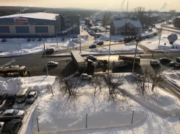 Фото: Покатилась назад и встала: необычное ДТП с фурой в Кемерове попало на видео 1