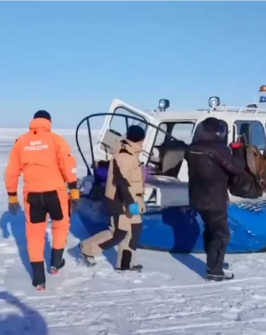 На Сахалине спасатели эвакуируют рыбаков с оторвавшейся льдины