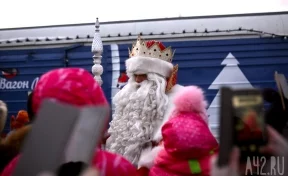 Кемеровчанам напомнили, когда и во сколько встречать поезд Деда Мороза