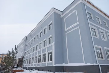 Фото: Кемеровчане и власти города проверили ход затянувшегося ремонта школы в Кировском 1