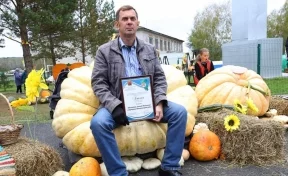 «Наш труженик и энтузиаст»: глава поздравил вырастившего 445-килограммовую тыкву новокузнечанина