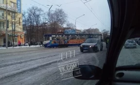 В Новокузнецке трамвай перегородил дорогу