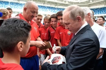 Фото: Воспользовался служебным положением: Черчесов взял автограф у Путина 1