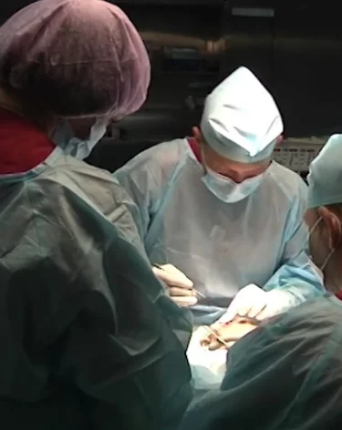 В Кузбассе хирурги спасают руки пациента из Тывы: из-за ожогов у него срослись пальцы