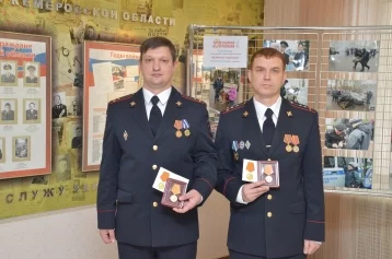 Фото: В Кузбассе наградили полицейских, которые спасли восьмилетнего ребёнка в Калининграде 1