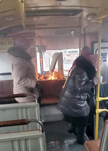 Фото: В Новокузнецке на ходу загорелась маршрутка 1
