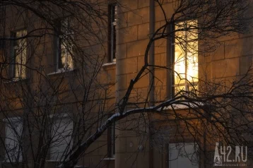 Фото: Новокузнечанин бросил кирпич в окно и попал в хозяина квартиры 1