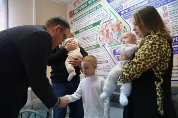 Фото: Губернатор Кузбасса оценил востребованность пункта проката вещей для новорождённых 1