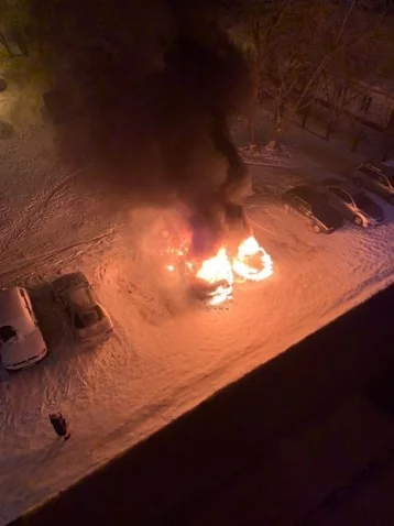 Фото: Пожар в двух иномарках в кузбасском городе попал на видео 1