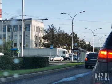 Фото: Попавшая в ДТП фура перекрыла дорогу на кемеровском перекрёстке 2