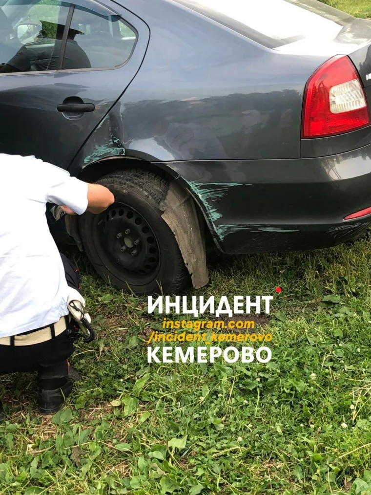 Фото: Соцсети: в Кемерове машина протаранила качели на детской площадке 2