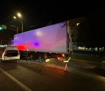 Фото: Водитель была пьяна: 5 человек пострадали в тройном ДТП на проспекте Ленина в Кемерове 1