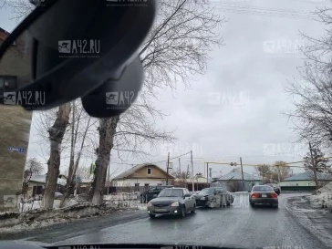 Фото: Два автомобиля столкнулись на оживлённом перекрёстке в Кемерове 3