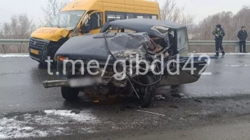 Фото: ГИБДД: под Кемеровом в ДТП попал детский автобус, 2 человека пострадали 1
