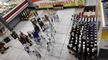 Фото: Полицейские нашли в магазине Кемерова более 100 литров опасного алкоголя 1