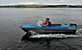 В Кузбассе на водохранилище перевернулась надувная лодка с человеком