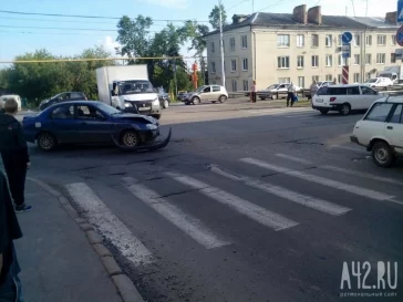 Фото: В Кемерове попавший в аварию автомобиль перекрыл движение по одной из улиц 2