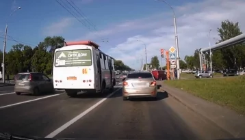 Фото: В Кемерове водителя маршрутки оштрафовали за проезд на красный 1